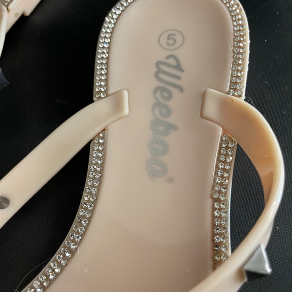 Weeboo Women's Size 5 Flats Cream Color Rubber and Rhinestones - Picture 4 of 6